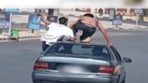 قاعد فوق العربية.. القبض على أصحاب فيديو سيارة المقطم| صور