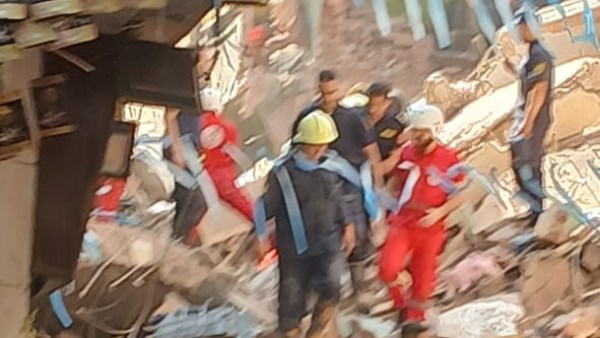 استمرار عمليات البحث عن ضحايا عقارات حدائق القبة المنكوبة.. صور