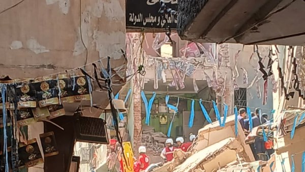 استخراج جثمان طفل من أسفل أنقاض عقار حدائق القبة