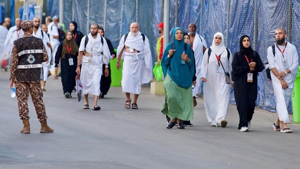 وسط إجراءات أمنية مشددة.. حجاج بيت الله يتوافدون إلى مشعر مني