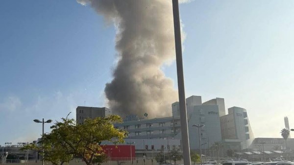 الدخان يتصاعد من بمني اسرائيلي بعد قصفه