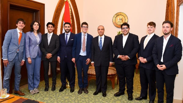 وزير الخارجية والهجرة يلتقي بمجموعة من الطلاب في الجامعات بالمملكة المتحدة
