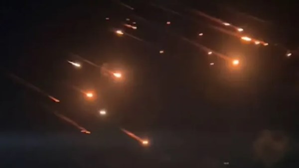 موجة جديدة من الصواريخ الباليستية بعيدة المدى تستهدف عمق اسرائيل