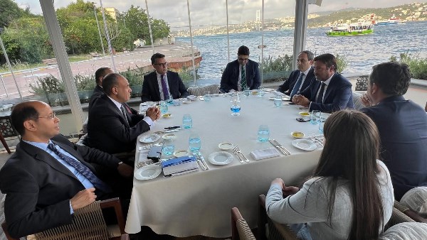 الدكتور بدر عبدالعاطي وزير الخارجية خلال لقائه مع رجال الأعمال الأتراك في اسطنبول 