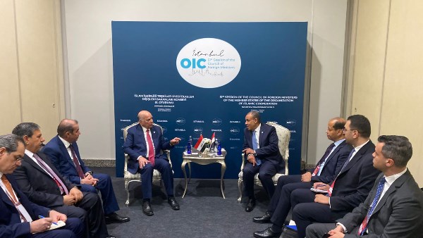 وزير الخارجية والهجرة يلتقي نظيره العراقي في اسطنبول