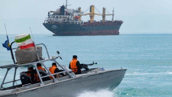 إيران تُهدد بإغلاق هرمز .. العالم على حافة الانفجار بعد 