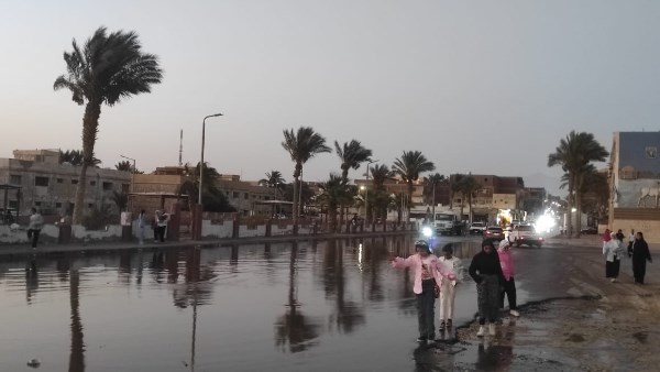 المياه تغرق شارع بطور سيناء 