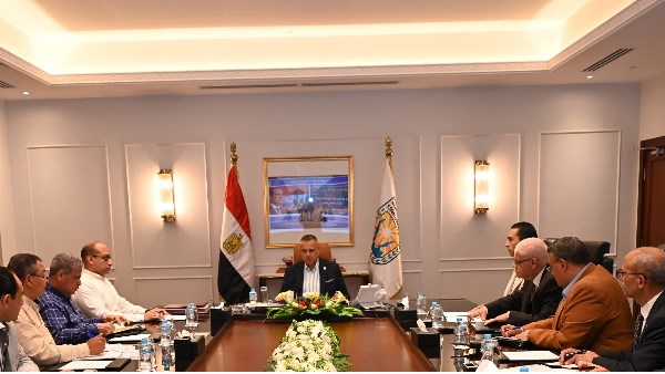 المحافظ خلال الاجتماع 