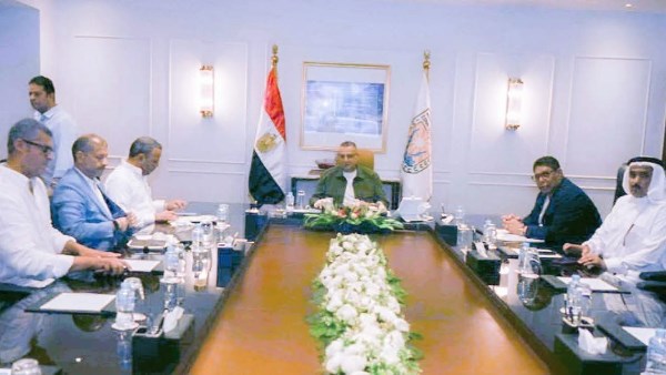 المحافظ خلال لقاءه أعضاء الشعب والشيوخ 