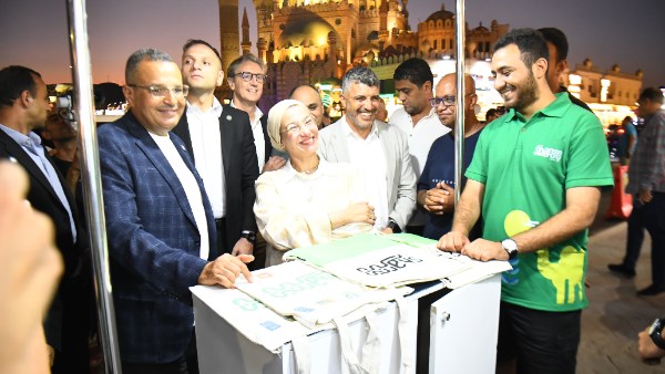 وزيرة البيئة ومحافظ جنوب سيناء خلال جولتهما بالسوق القديم 
