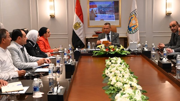محافظ جنوب سيناء خلال الاجتماع 