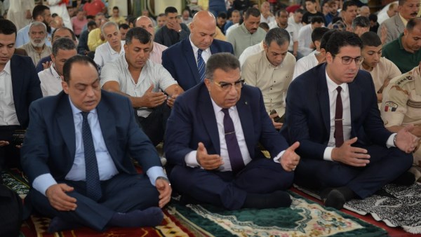 محافظ الدقهلية يؤدي صلاة عيد الأضحى المبارك بمسجد النصر
