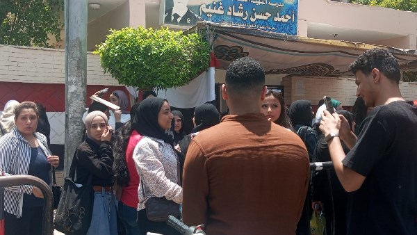 تباين آراء طلاب الثانوية العامة بالدقهلية حول امتحان اللغة العربية
