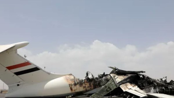 طائرة يمنية مدمرة