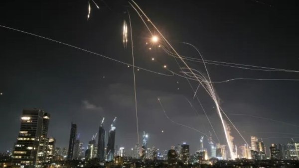 زعيم حزب إسرائيلي يدعو لإنهاء حرب غزة.. ومطالب بالرد على صواريخ إيران