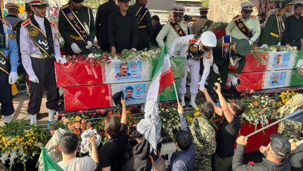 شاهد|مراسم كبيرة.. إيران تشيع قادة الجيش والعلماء الذين استشهدوا في غارات إسرائيلية