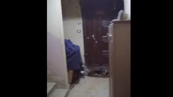 القاء الأحذية أمام بابها.. سيدة تتهم جيرانها بمضايقتها في العباسية