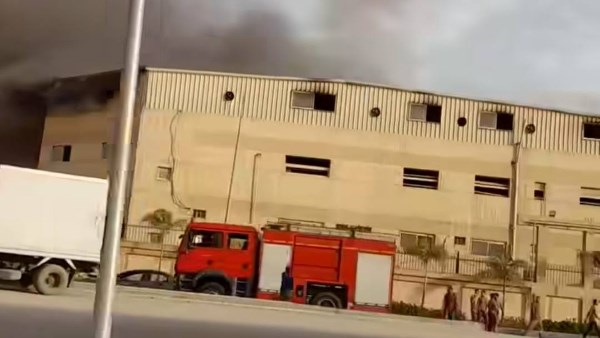 الصور الأولى من حريق المنطقة الصناعية بزهراء المعادي