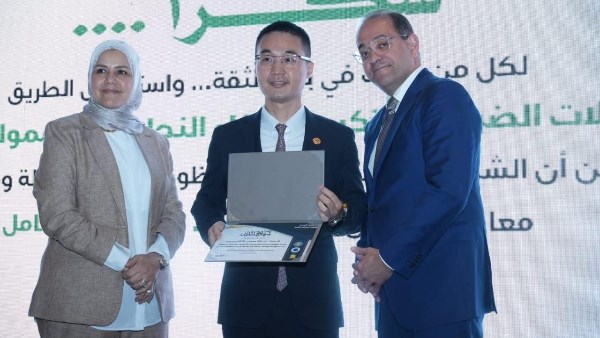 وزير المالية يكرم هواوى 