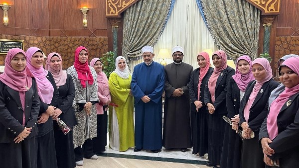 أفضل مكافأة.. الإمام الطيب يلتقي بواعظات الأزهر بعد توعيتهن حجاج بيت الله الحرام بالمطارات