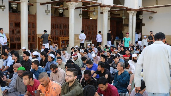 الجامع الأزهر ينظم مائدة إفطار للطلاب الوافدين في يوم عرفة