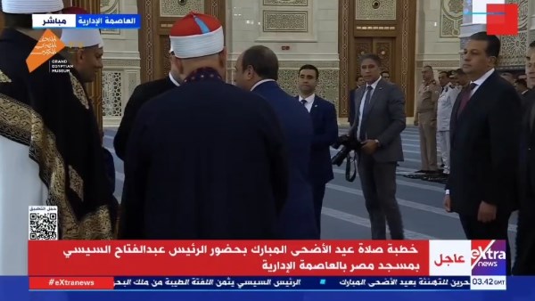 في لفتة إنسانية كريمة.. الرئيس السيسي يطمئن على أحد الأئمة الحضور بخطبة عيد الأضحى