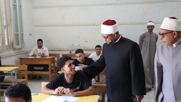 أمين البحوث الإسلامية يتابع سير امتحانات الثانويَّة الأزهريَّة بالمنيا ويشيد بالانضباط والجهود التنظيميَّة