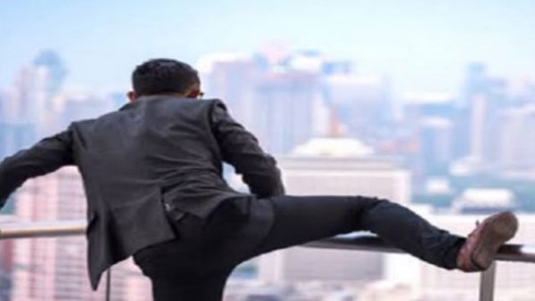 أزمة نفسية بعد وفاة والده.. شاب يقفز من عقار سكني في مصر القديمة