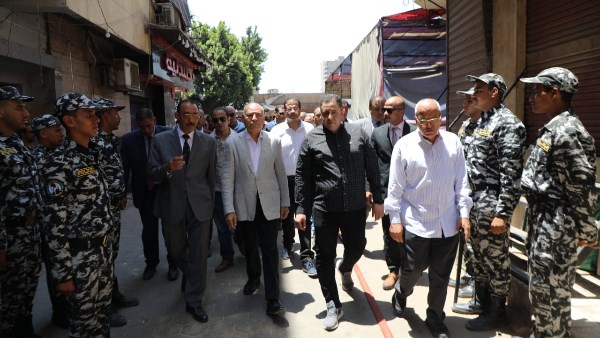 القيادات الأمنية والتنفيذية في موقع الانهيار