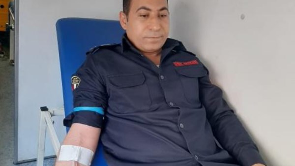 رجال الشرطة يتبرعون بالدم