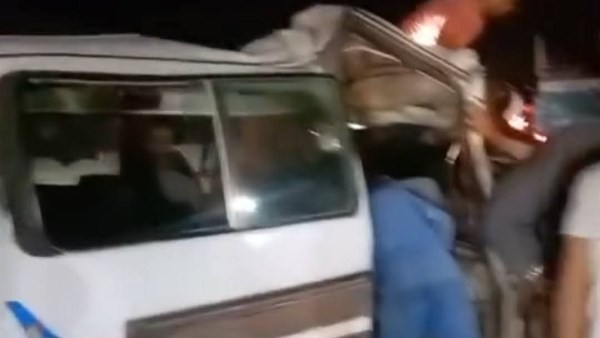 لحظة اخراج الضحايا من الميكروباص
