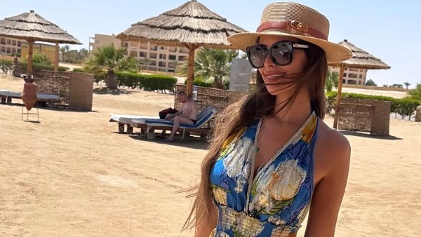 بفستان قصير.. إطلاله جذابة لـ مي سليم على الشاطئ