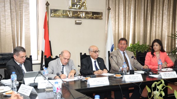 خلال الاجتماع