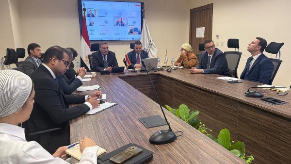 خلال الاجتماع
