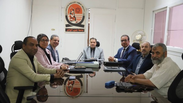 رئيس جامعة جنوب الوادى يتابع أنشطة الجامعة ضمن مبادرة "تحالف وتنمية"