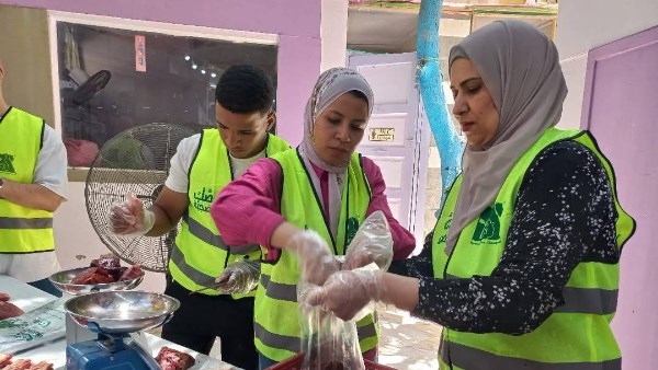 محافظ أسيوط:ذبح وتوزيع 230 رأس ماشية على الأسر الأولى بالرعاية