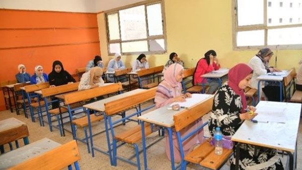 طلاب الثانوية العامة بمحافظات الجمهورية يؤدون امتحاني الفيزياء والتاريخ