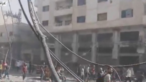 تعرض طاقم العربية في غزة لغارة إسرائيلية بشارع الوحدة | شاهد