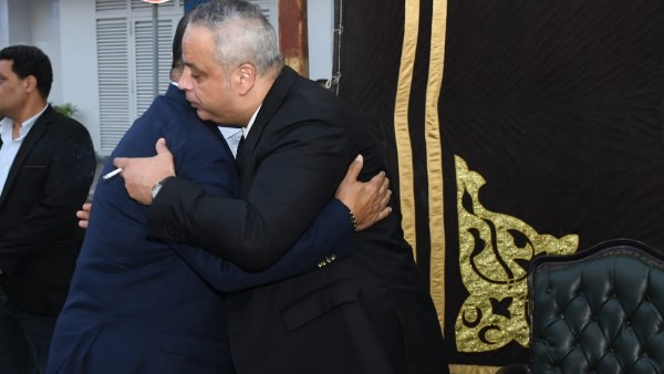تامر عبد المنعم من عزاء والده