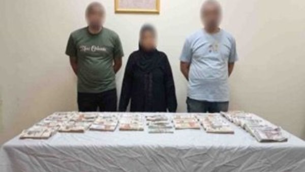القبض على المتهمين بسرقة مبالغ مالية من داخل شقة بالظاهر
