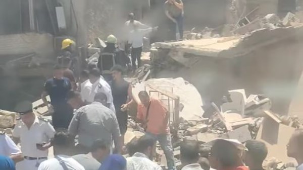 انتشال شخصين من أسفل أنقاض عقار شبرا مصر المنهار