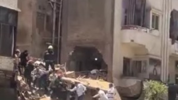 شاهد.. لحظة إنقاذ شاب من تحت أنقاض عقار شبرا المنكوب