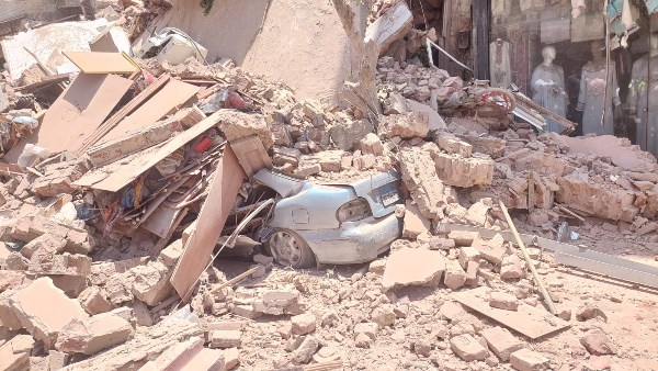 قديم وكان مهددا بالسقوط على سيدة ونجلها.. ماذا حدث في عقار شبرا مصر بالقاهرة؟