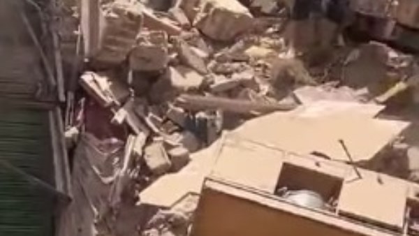 سيدة ونجلها وعروق خشبية للتنكيس.. القصة الكاملة لانهيار عقار شبرا بالقاهرة