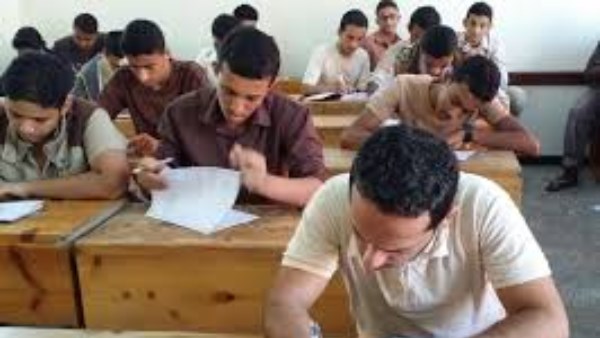 طالب ثانوي يغش بمساعدة شقيقيه عبر سماعة «بلوتوث».. مفاجآت تكشفها التحقيقات  