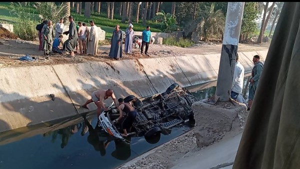 انقلاب ميكروباص في ترعة ومصرع سائقه بالجيزة