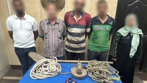 القبض على 5 اشخاص ينقبون عن الاثار داخل منزل بالجمالية