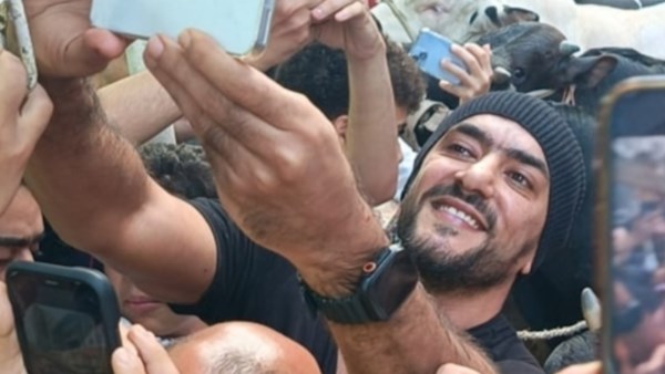 أول تعليق من أحمد العوضي بعد مشاركته الأضحية وسط أهالي عين شمس