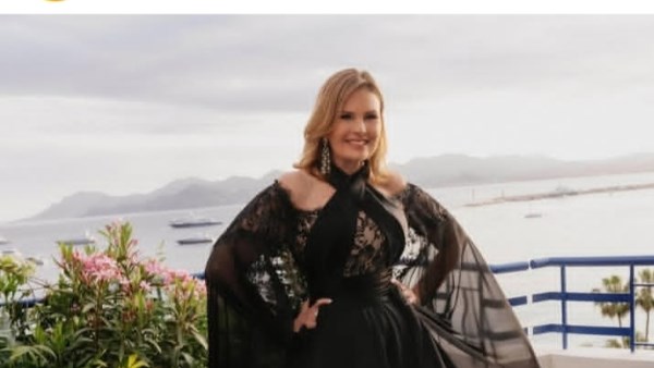الفنانة يسرا 