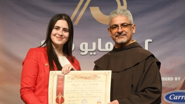   الإعلامية أوركيد سامي مع الاب بطرس دانيال 